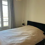 L\'Elegance A La Parisienne